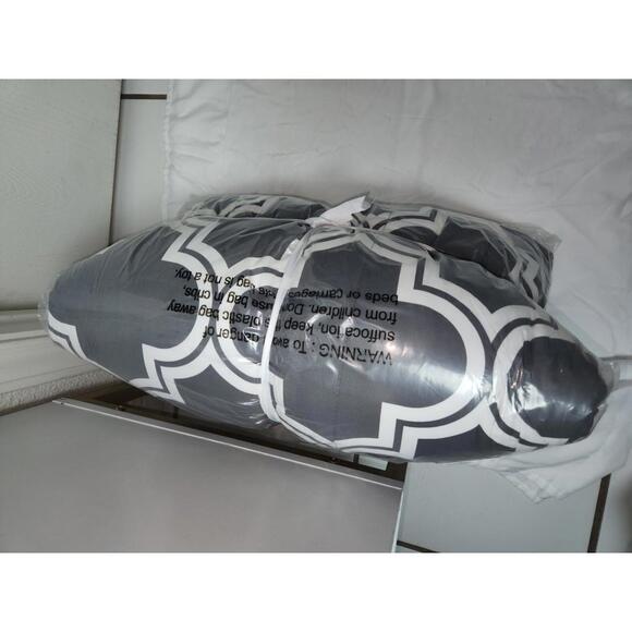 Comforter Set GRAY- Goose Down Alternative Queen Size Bedding Comforter Set - Picture 5 of 9